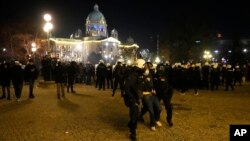 Policajci hapse demonstranta na prostoru između Skupštine Grada Beograda i Doma Narodne skupštine Srbije, tokom intervencije protiv učesnika protesta koji su demonstrirali protiv izborne krađe, u Beogradu, 24. decembra 2023.