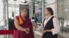 ༧གོང་ས་མཆོག་བཞུགས་གནས་མགྲོན་ཁང་དུ་ཕྱག་བསྐོར་ཞུ་མཁན་ཚོར་བཅར་འདྲི། 