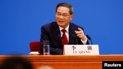 資料照：中國總理李強在北京人大會堂參加全國人大閉幕式後在記者會上講話。（2023年3月13日）