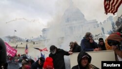 Fotografi arkivi nga trazirat e dhunshme të 6 janarit, 2021 në Kapitol, në Uashington/Reuters