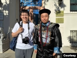 陶哥（左）和油管頻道主民先生在中國駐洛杉磯領館外。