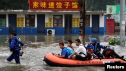 由志願者組成的中國民間救援隊藍天救援隊成員在北京郊區涿州對洪災災民實行救援。（2023年8月3日）