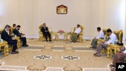 ကုလသမဂ္ဂအတွင်းရေးမှူးချုပ်ဟောင်း မစ္စတာ Ban Ki Moon (ဗဟို-ဝဲ) နဲ့ ဗိုလ်ချုပ်မှူးကြီး မင်းအောင်လှိုင် (ဗဟို-ယာ) တို့ တနင်္လာနေ့က နေပြည်တော်မှာ တွေ့ဆုံစဥ်. (ဧပြီ ၂၄၊ ၂၀၂၃/ ဓာတ်ပုံ-တပ်မတော်သတင်းမှန်ပြန်ကြားရေး)