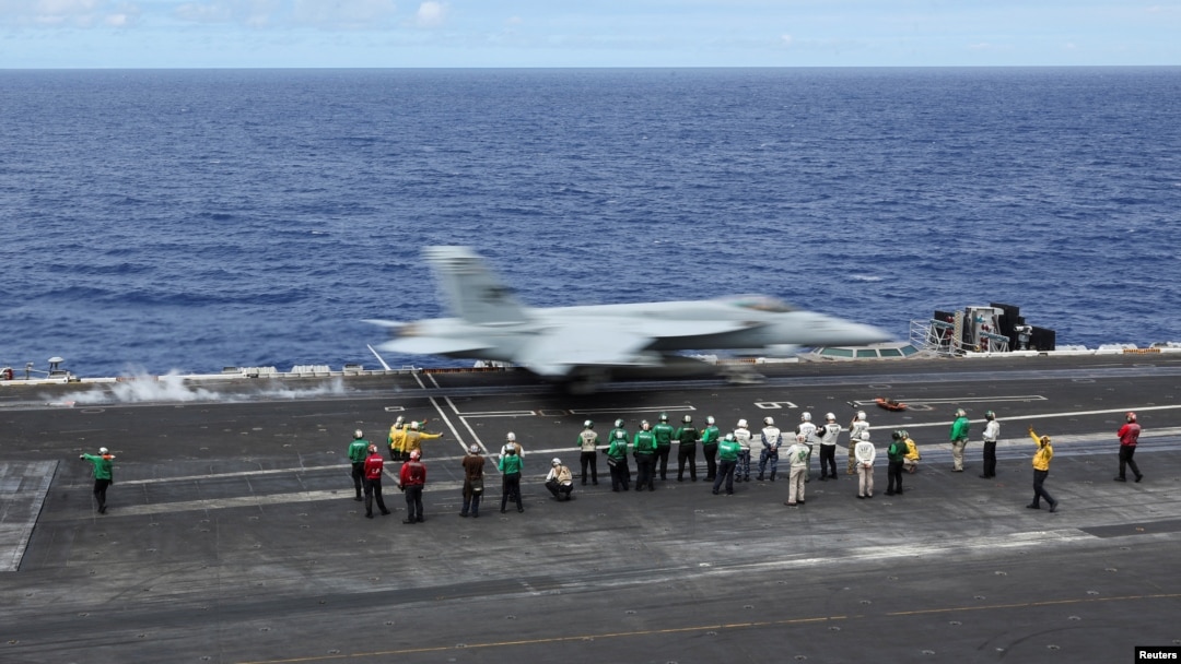 美國海軍在夏威夷瓦胡島以南約100英里的環太平洋(RIMPAC)軍事演習期間，一架F-18戰機從卡爾文森號航空母艦起飛。 （2024年7月19日）