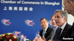 Menteri Luar Negeri AS Antony Blinken, bersama Ketua Kamar Dagang AS Eric Zheng, Duta Besar AS untuk China Nicholas Burns dan Ketua Kamar Dagang Allan Gabor, di Shanghai, China, 25 April 2024. (Foto: via Reuters)