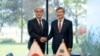 2023年5月3日，日本國家安全顧問秋葉武夫（左）與南韓國家安全事務顧問趙泰勇（右）在首爾握手。 （南韓總統府辦公室提供）