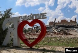 Natpis "Volim Huljajpolje" se vidi u blizini zgrade uništene u ruskom vojnom udaru u Huljajpolju, Zaporoška oblast, Ukrajina, 3. septembra 2023.