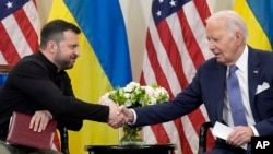 Ji civîneke Biden û Zelenskky di 7'ê Hezîrana 2024'an de li Parîsê.