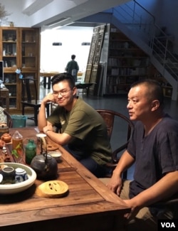 武漢異議人士、六四參與者張毅(右)和兒子張弘遠。(照片提供: 張弘遠)