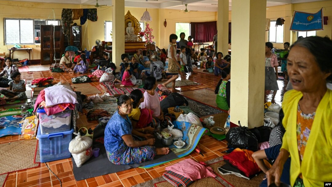 ပဲခူးမြို့အတွင်းက ဘုန်းကြီးကျောင်းတကျောင်းမှာ ခိုလှုံနေတဲ့ ရေဘေးဒုက္ခသည်များ (အောက်တိုဘာ ၁၀၊ ၂၀၂၃)