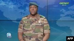 Kanali Abdoulaye Maiga, msemaji wa serikali ya Mali, akisoma taarifa kwenye kituo cha televisheni kinachomilokiwa na serikali Julai 31, 2023. Picha na ORTM / AFP.