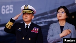 台灣總統蔡英文與台灣海軍司令唐華（左）在宜蘭蘇澳商港出席台灣建造的「安江軍艦」和「萬江軍艦」交付儀式。 （2024年3月26日