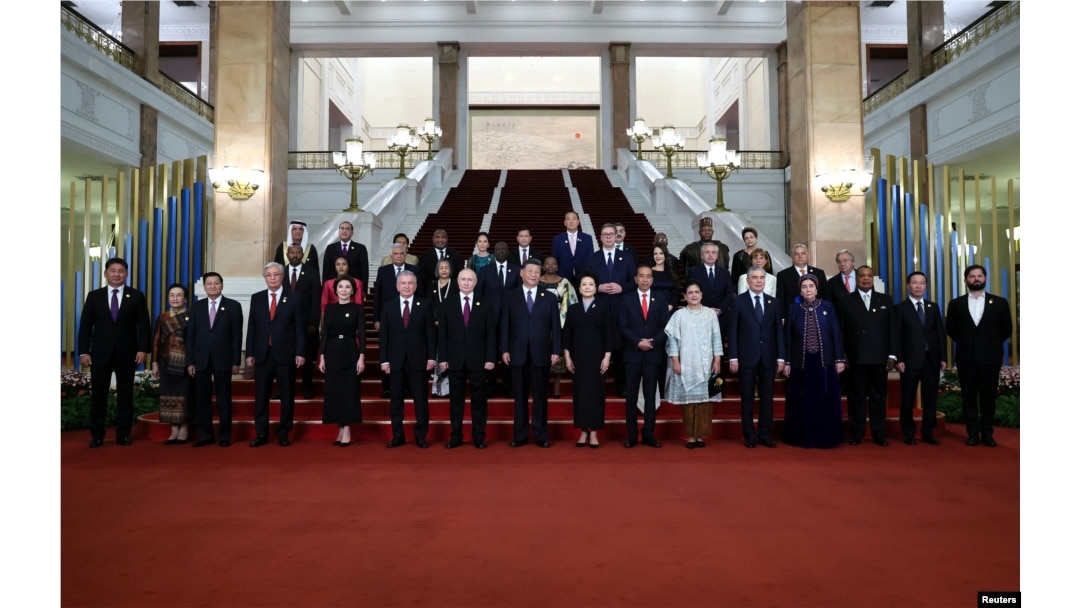 ผู้นำที่เข้าร่วมการประชุมหนึ่งแถบ-หนึ่งเส้นทาง ที่กรุงปักกิ่ง รวมทั้งประธานาธิบดีจีน สี จิ้นผิง และประธานาธิบดีรัสเซีย วลาดิเมียร์ ปูติน ถ่ายภาพหมู่ร่วมกันในพิธีต้อนรับในวันที่ 17 ตุลาคม 2023