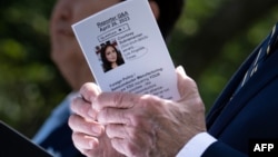 Predsednik SAD Džo Bajden drži podsetnik dok odgovara na ptanja novinara tokom konferencije za novinare u Ružičnjaku Bele kuće, posle sastanka sa južnokorejskim predsednik Jun Suk Jeolom, u Vašingtonu, 26. aprila 2023.