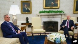 Afhayeenka Aqalka Wakiillada Kevin McCarthy iyo Madaxweyne Joe Biden, May 9, 2023.