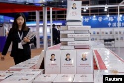 香港举办一带一路峰会期间大厅里摆放的中国领导人习近平著作《习近平谈治国理政》中英文版本。（2023年9月14日）