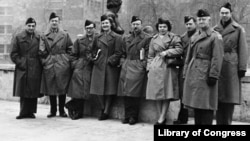 Fotografija Evropske misije Kongresne biblioteke iz 1946. godine, na kojoj se u sredini nalazi Ruben Pajs, sa lulom. Bivši direktor Njujorške javne biblioteke Heri Lidenberg je drugi sa desne strane.