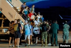 Italijanski državljani i drugi evropski i američki građani, koji su evakuisani iz Nigera nakon što je vojna hunta preuzela vlast, stižu na aerodrom nedaleko od Rima, Italija, 2. avgusta 2023.
