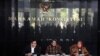 Ketua MK, Anwar Usman (tengah) memberikan keterangan pers usai sidang putusan MK terkait batas umur capres dalam pemilu, Senin (23/10) di Jakarta. (Foto: VOA/Indra Yoga)