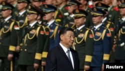 2023年9月30日中國國家主席習近平人民英雄紀念碑獻花，紀念烈士紀念日，身後是中國人民解放軍官兵