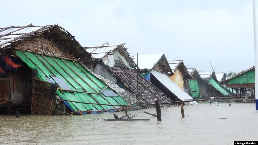 ရခိုင်မှာ မိုးကြီးလို့ ကျောက်‌တော်မြို့နယ် ညောင်ချာင်း စစ်ဘေးဒုက္ခသည်စခန်း ရေဝင်နေစဉ် (သြဂုတ် ၇၊ ၂၀၂၃)