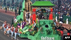 ྒྱ་གར་སྤྱི་མཐུན་རྒྱལ་ཁབ་ཀྱི་མངའ་ཁོངས་སུ་ཟླ་སྒྲིལ་བྱས་ནས་༥༡་འཁོར་བའི་དུས་དྲན་རེད།