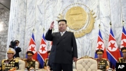 在這張攝於2023年9月9日，由北韓政府提供的照片中，北韓領導人金正恩9月8日在平壤參加慶祝北韓建國75週年的閱兵儀式。