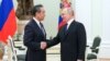 Presiden Rusia Vladimir Putin menerima diplomat tinggi China Wang Yi di Moskow hari Rabu (22/2). 