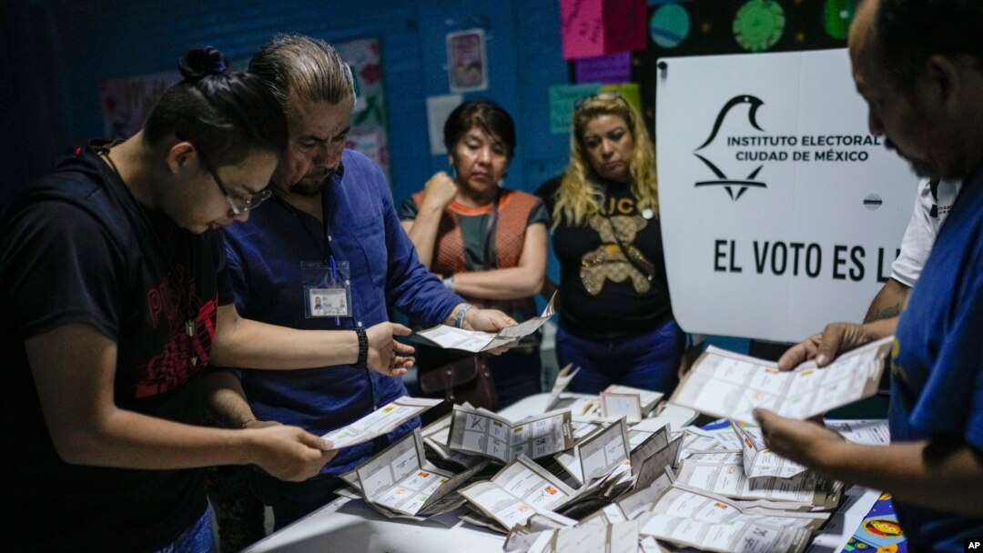 Responsab elektoral ak obsevate kap suiv dewoulman pwosesis la suiv pandan responsab yo konte bilten yo nan eleksyon jeneral peyi Meksik la nan Meksiko Siti, 2 Jyen 2024.