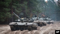 Arhova - Ukrajinski vojnici tokom treninga u zarobljenim ruskim tenkovima u blasti Černihiva, nedaleko od granice sa Belorusiom, 28. oktobra 2023.