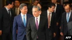 Menteri Luar Negeri China Wang Yi (tengah) tiba pada upacara pembukaan simposium diplomatik di Wisma Negara Diaoyutai, Beijing, 24 Oktober 2023. (Ken Ishii / POOL / AFP)