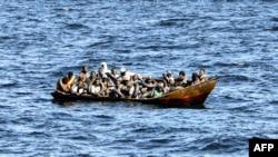 ARHIVA - Imigranti afričkog porekla na moru između Tunisa i Italije. 10. avgust, 2023. (Foto: AFP / Fethi Belaid)