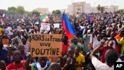 Arhiva - Pristalice predvodnika puča generala Abdurahmane Čianija marširaju u Nijameju, Niger, 30. ula 2023.