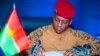 Le Capitaine Ibrahim Traoré signant la charte prolongeant la Transition de cinq ans, Ouagadougou, le 27 mai 2024 (VOA/Lamine Traoré)