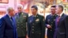2023 年4月17日，中國國防部長李尚福將軍（中）訪問俄羅斯聯軍事學院時與院長弗拉基米爾·扎魯德尼茨基將軍（左）在一起。 （美聯社照片）