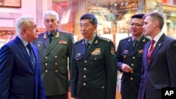 2023 年4月17日，中國國防部長李尚福將軍（中）訪問俄羅斯聯軍事學院時與院長弗拉基米爾·扎魯德尼茨基將軍（左）在一起。 （美聯社照片）