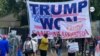Decenas de manifestantes se reunieron en las cercanías de la cárcel del condado de Fulton, en Atlanta, Georgia, el 24 de agosto de 2023 para expresar sus opiniones sobre el expresidente de EEUU, Donald Trump, con banderas donde se lee "Trump ganó" y "Trump arrestado", en inglés. 