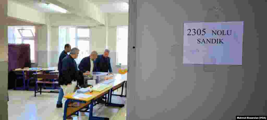 Diyarbakır’da 22 aday partiler adına büyükşehir belediye başkanlığı için yarışıyor. İki aday ise bağımsız olarak seçime giriyor. 17 ilçede ise 182 aday partiler adına, 10 aday da bağımsız yarışıyor. Mahmut Bozarslan, Diyarbakır 