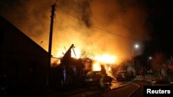 Vatrogasci se bore sa požarom nakon što je protivvazdušna odbrana oborila navodno ukrajinski dron, u Kursku, Rusija, 4. aprila 2024.