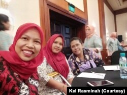 Rasminah bersama Darwini, aktivisi KPI Jawa Barat yang selalu mendampinginya. (Foto: Keluarga Rasminah)