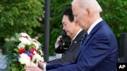 25일 조 바이든 대통령과 부인 질 바이든 여사가 미국을 국빈 방문한 윤석열 한국 대통령, 부인 김건희 여사와 함께 워싱턴의 한국전 참전용사 기념비를 찾아 헌화했다.