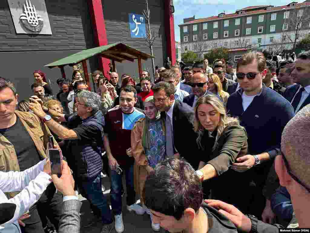 CHP'nin İstanbul Büyükşehir Belediye Başkan adayı ve mevcut başkanı Ekrem İmamoğlu Beylikdüzü’ndeki Emin Yükseloğlu Kız Anadolu İmam Hatip Lisesi’nde oyunu kullandı. Mehmet Sümer, İstanbul 