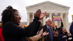Senator Berni Sanders podržao je studente ispred Vrhovnog suda