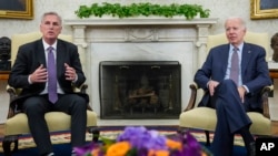 Kevin McCarthy (G) mokambi ya ba républicains na Suku ya balakisi bilongi na président Joe Biden, na bureau Ovale, Maison Blanche, Washington D.C., 22 sanza ya mitano 2023.