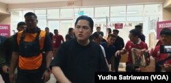 Ketum PSSI Erick Thohir menyaksikan laga perdana timnas Indonesia U23 di Piala AFC U23 grup K di Stadion Manahan Solo, Sabtu (9/9) malam. (Foto: VOA/Yudha Satriawan)