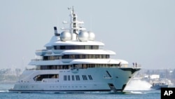 Arhiva: Superjahta Amadea u zaljevu San Dijego, fotografisana 27. juna 2022. godine. (Foto: AP/Gregory Bull)