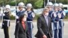 Presiden Paraguay Mario Abdo Benitez (kanan) dan Presiden Taiwan Tsai Ing-wen (kiri) melewati barisan pasukan kehormatan saat upacara penyambutan di Kantor Kepresidenan Taiwan di Taipei, 16 Februari 2023. (Sam Yeh/AFP)