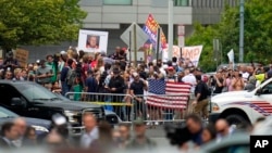 ARHIVA - Pristalice i protivnici bivšeg predsjednika Donalda Trampa ispred sudnice u Vašingtonu