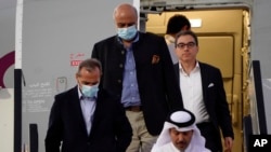 S leva na desno: Emad Šargi, Morad Tabaz i Siamak Namazi, bivši zatvorenici u Iranu, izlaze iz aviona u Dohi, u Kataru(Foto: AP) 