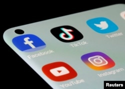 ILUSTRASI - Logo Facebook, TikTok, Twitter, YouTube and Instagram di layar sebuah smartphone, 13 Juli 2021. (Dado Ruvic/REUTERS)